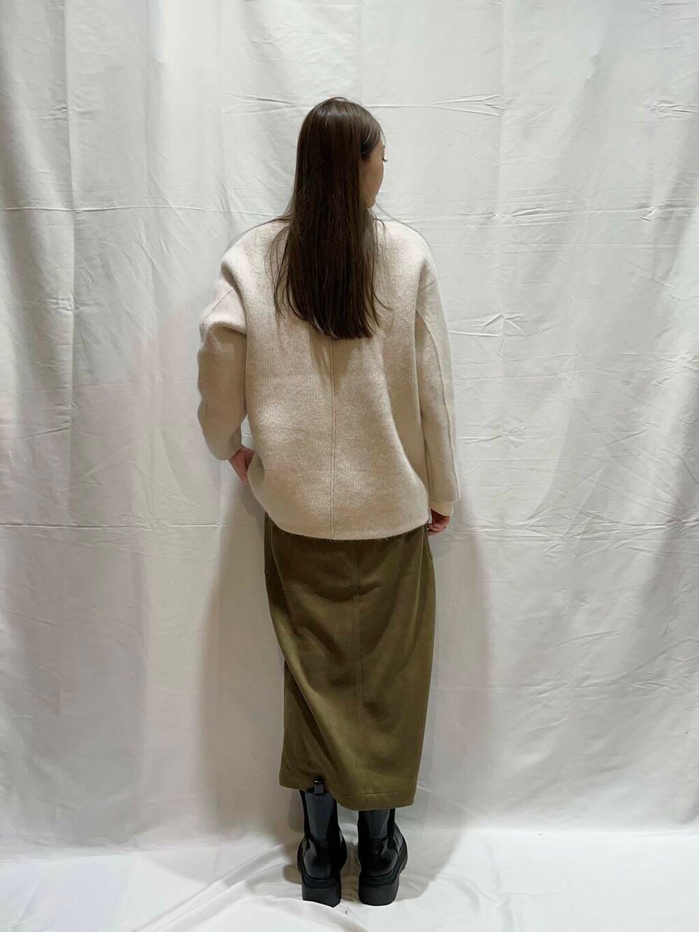 グリーン系のスカート、グレー系のカーディガン/ボレロを着用したレディースの冬コーディネートの3枚目の写真