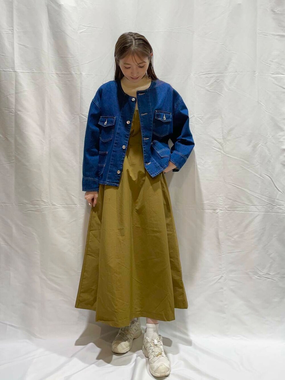 ブルー系のデニムジャケットを着用したレディースの冬コーディネートの4枚目の写真