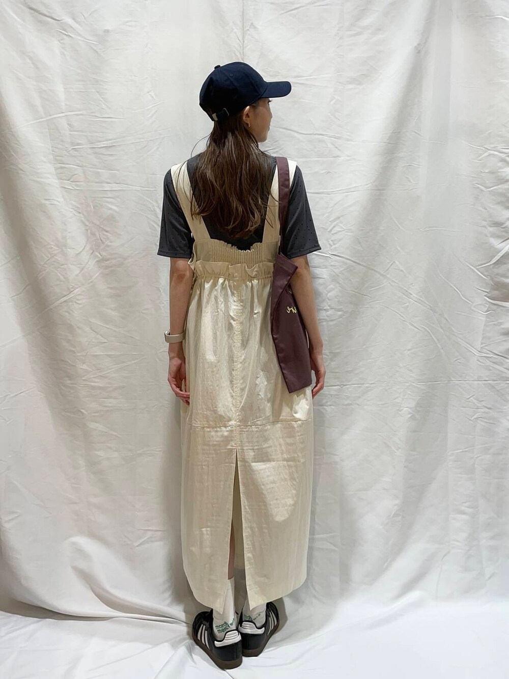 ブラウン系のトートバッグ、ホワイト系のワンピース、グレー系のTシャツ/カットソーを着用したレディースの夏コーディネートの3枚目の写真