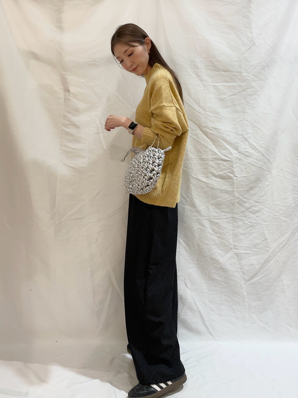 その他のその他パンツを着用したレディースの秋コーディネートの3枚目の写真