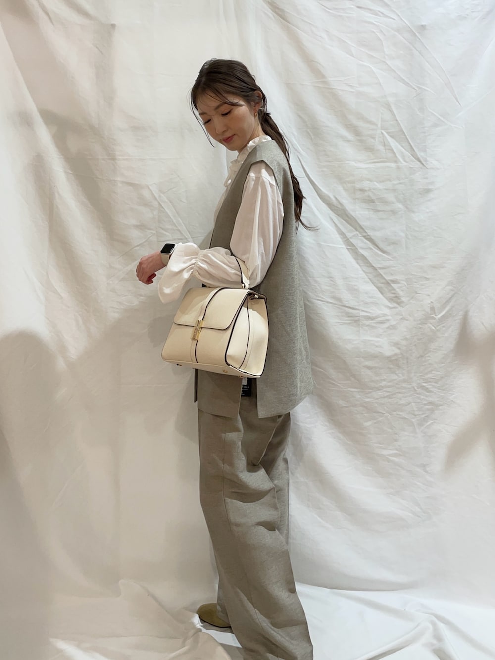 ベージュ系のセットアップ、ホワイト系のシャツ/ブラウスを着用したレディースの冬コーディネートの2枚目の写真