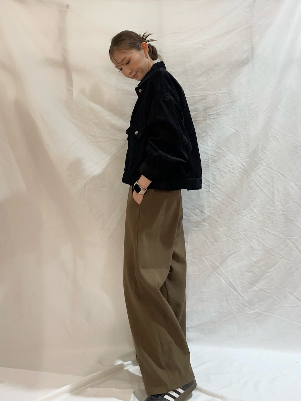 ブラウン系のその他パンツ、ブラック系のその他アウターを着用したレディースの秋コーディネートの2枚目の写真