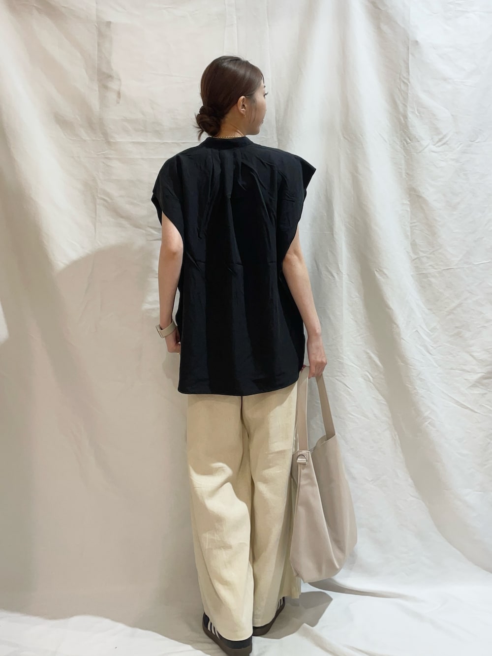 ブラック系のシャツ/ブラウス、ベージュ系のその他パンツ、ホワイト系のトートバッグを着用したレディースの夏コーディネートの2枚目の写真