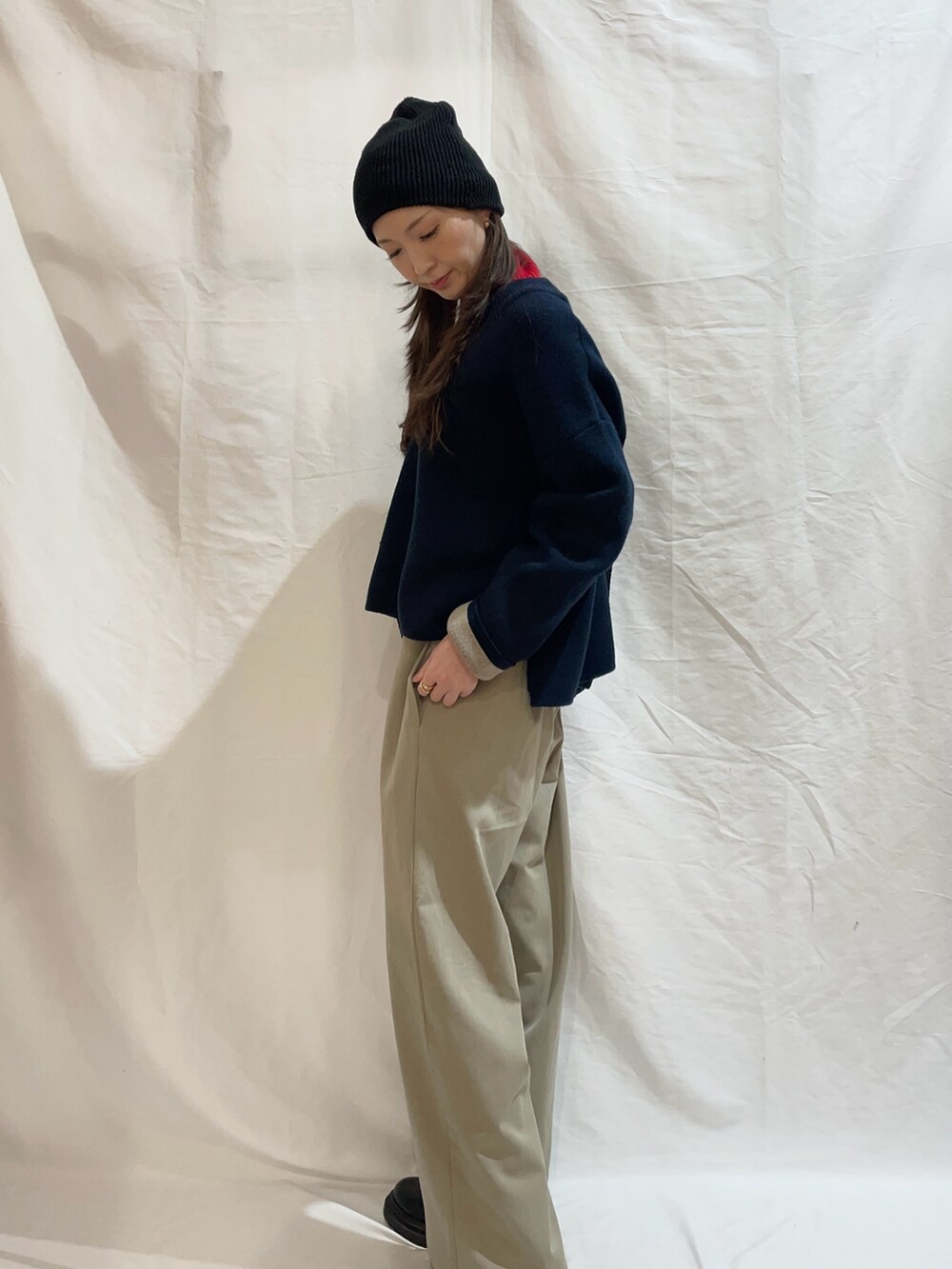 ベージュ系のその他パンツ、レッド系のニット/セーターを着用したレディースの冬コーディネートの3枚目の写真