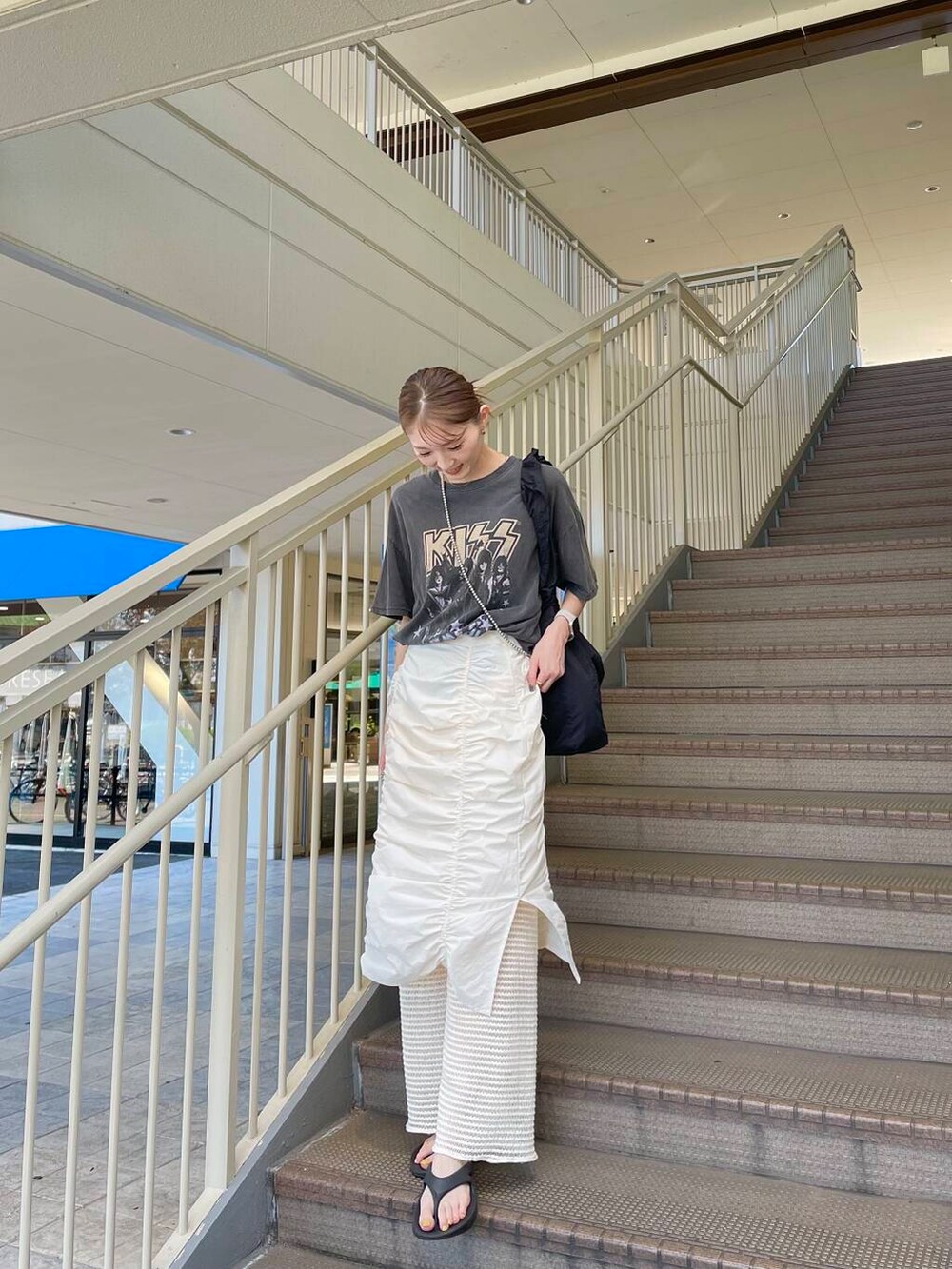 その他のTシャツ/カットソー、ホワイト系のその他パンツを着用したレディースの夏コーディネートの2枚目の写真