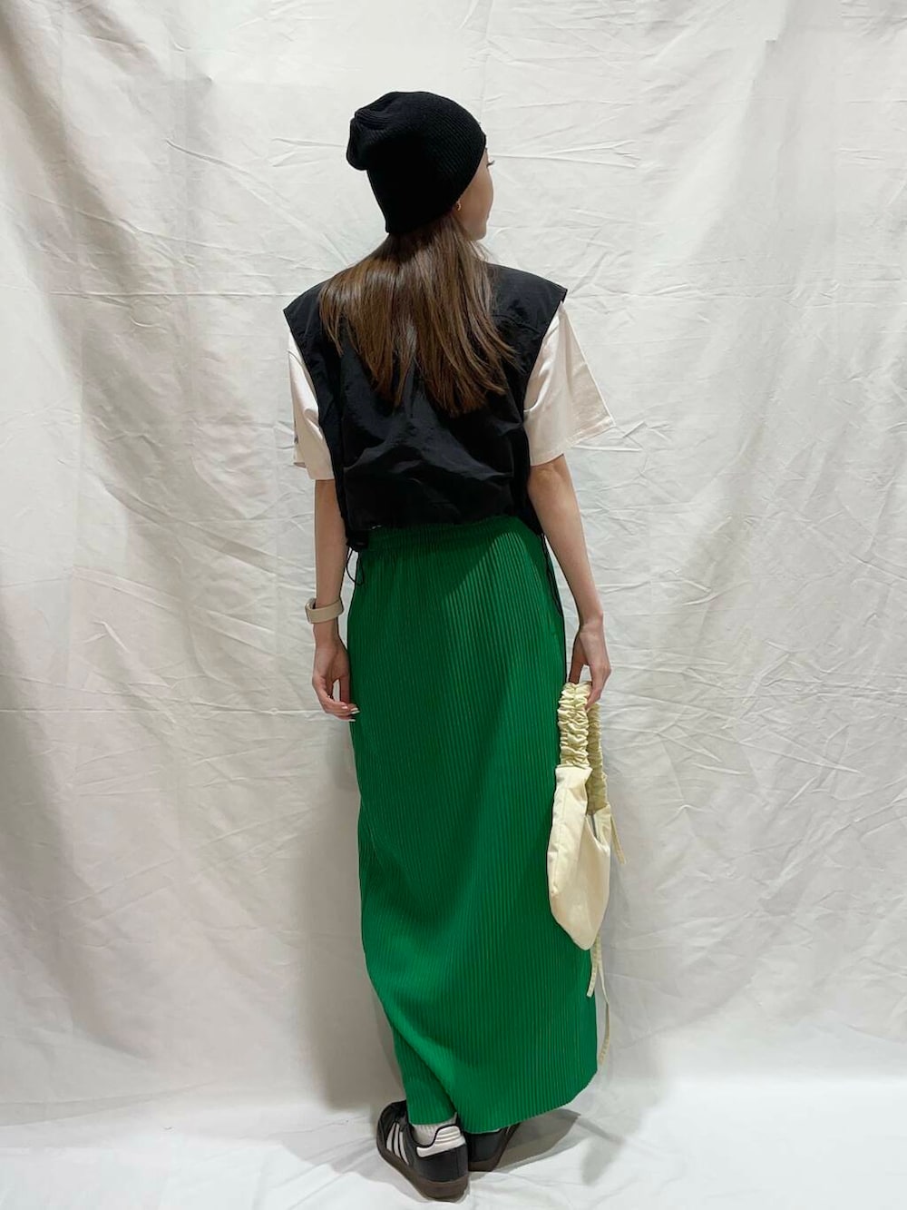 ホワイト系のハンドバッグ、ブラック系のその他アウター、ホワイト系のTシャツ/カットソーを着用したレディースの夏コーディネートの2枚目の写真