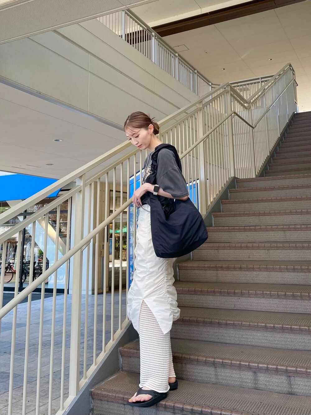 その他のTシャツ/カットソー、ホワイト系のその他パンツを着用したレディースの夏コーディネートの3枚目の写真