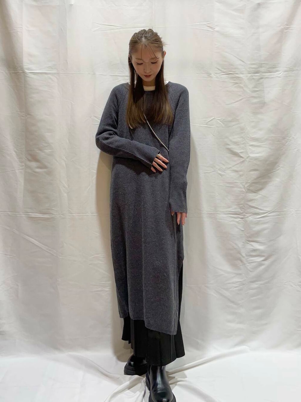 グレー系のワンピースを着用したレディースの冬コーディネートの2枚目の写真