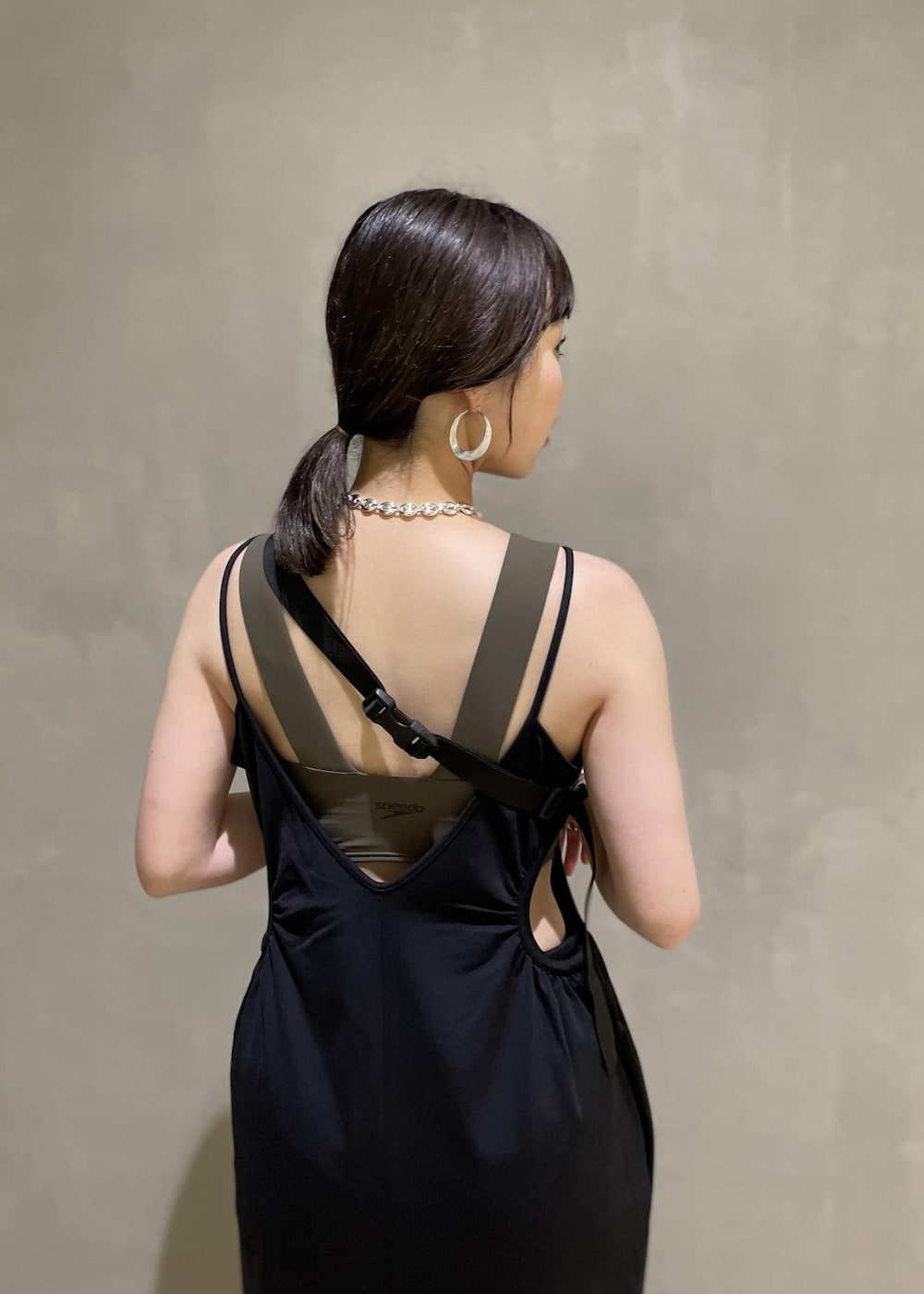 グレー系のボディバッグ/ウエストポーチ、ブラック系のブーツ、ブラック系のワンピースを着用したレディースの春コーディネートの7枚目の写真