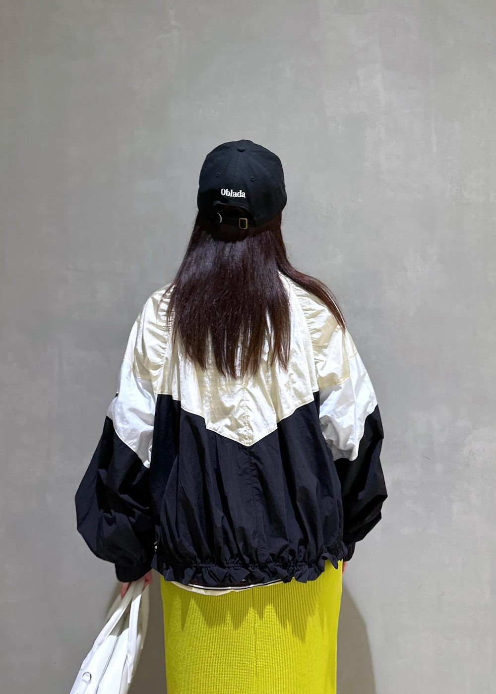 「miller、ミラー、タイトスカート、ブルベ冬、ブルベ冬コーデ、骨格ウェーブ、骨格ウェーブコーデ、羽織り、web限定、web限定商品、adidas、スニーカー、キャップ、初秋コーデ、秋コーデ」｜「ADAM ET ROPE'の【OBLADA(オブラダ)】CINCH CREATIVE CAP（キャップ、ブラック系）」を使った、AKARIさん（レディース・157cm）の秋コーディネートの7枚目の写真