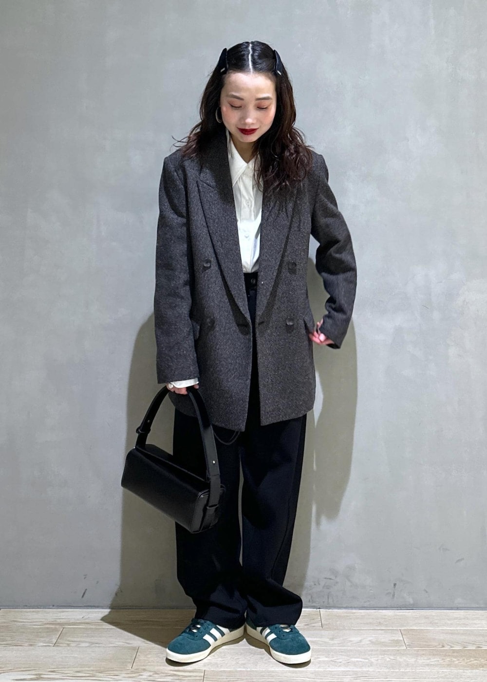 グリーン系のスニーカー、ホワイト系のシャツ/ブラウス、ブラック系のその他パンツを着用したレディースの冬コーディネートの4枚目の写真