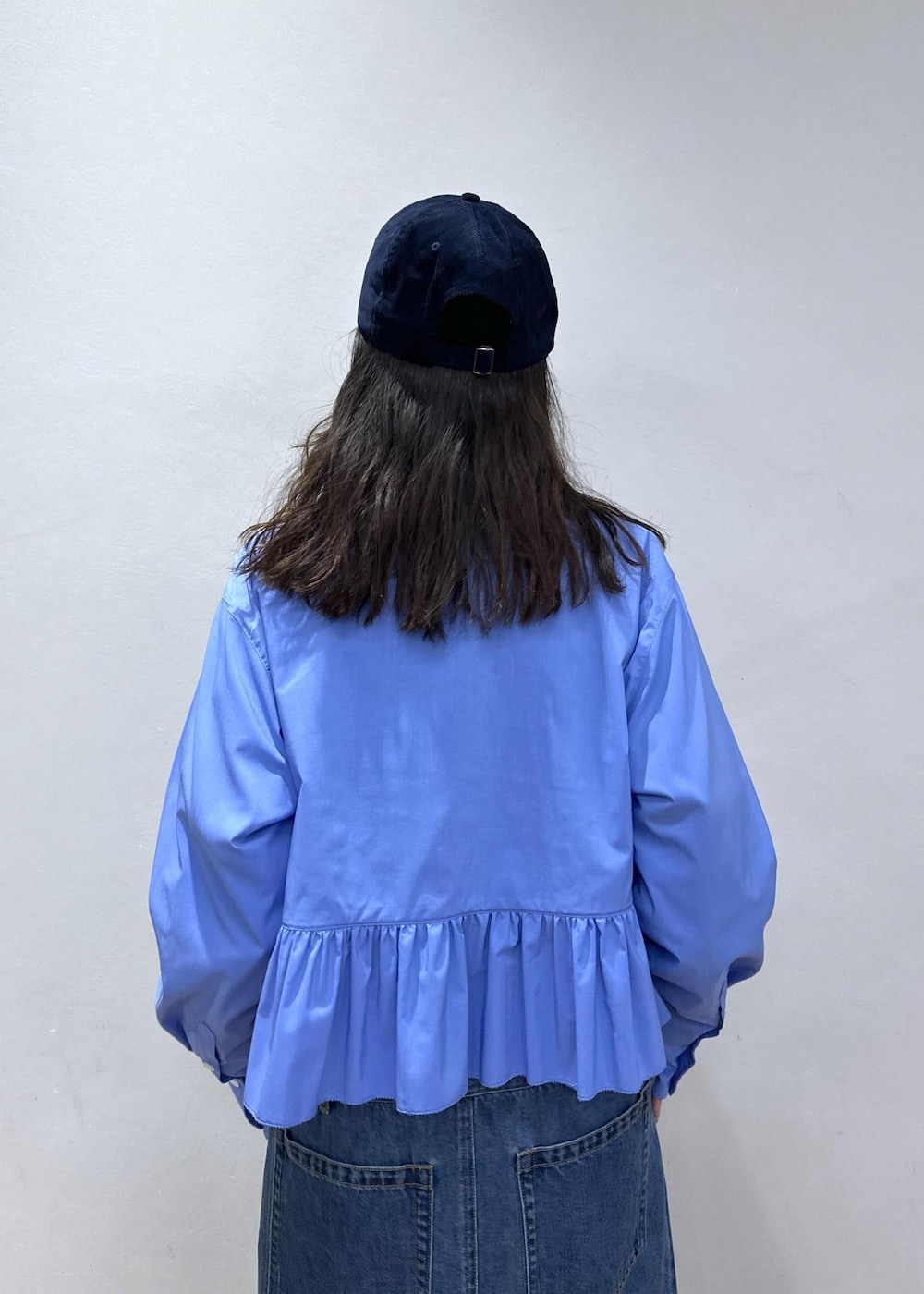 ブラウン系のサンダル、ブラック系のワンピース、ブルー系のシャツ/ブラウスを着用したレディースの冬コーディネートの7枚目の写真