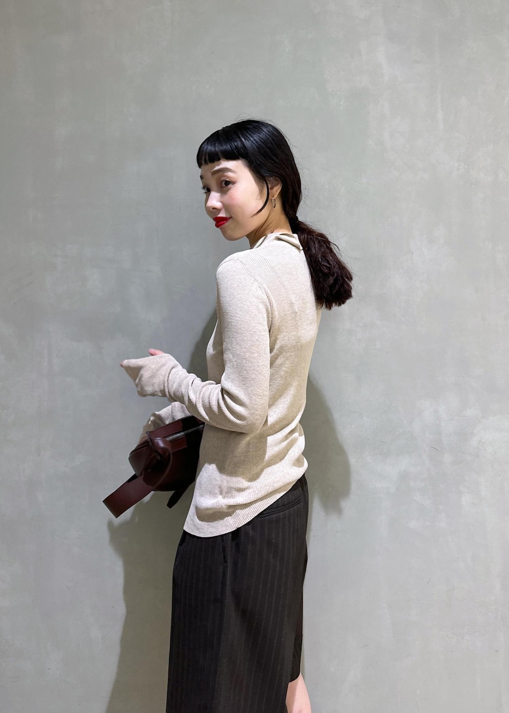 ブラウン系のサンダル、ベージュ系のカーディガン/ボレロ、ブラウン系のその他パンツを着用したレディースの夏コーディネートの8枚目の写真