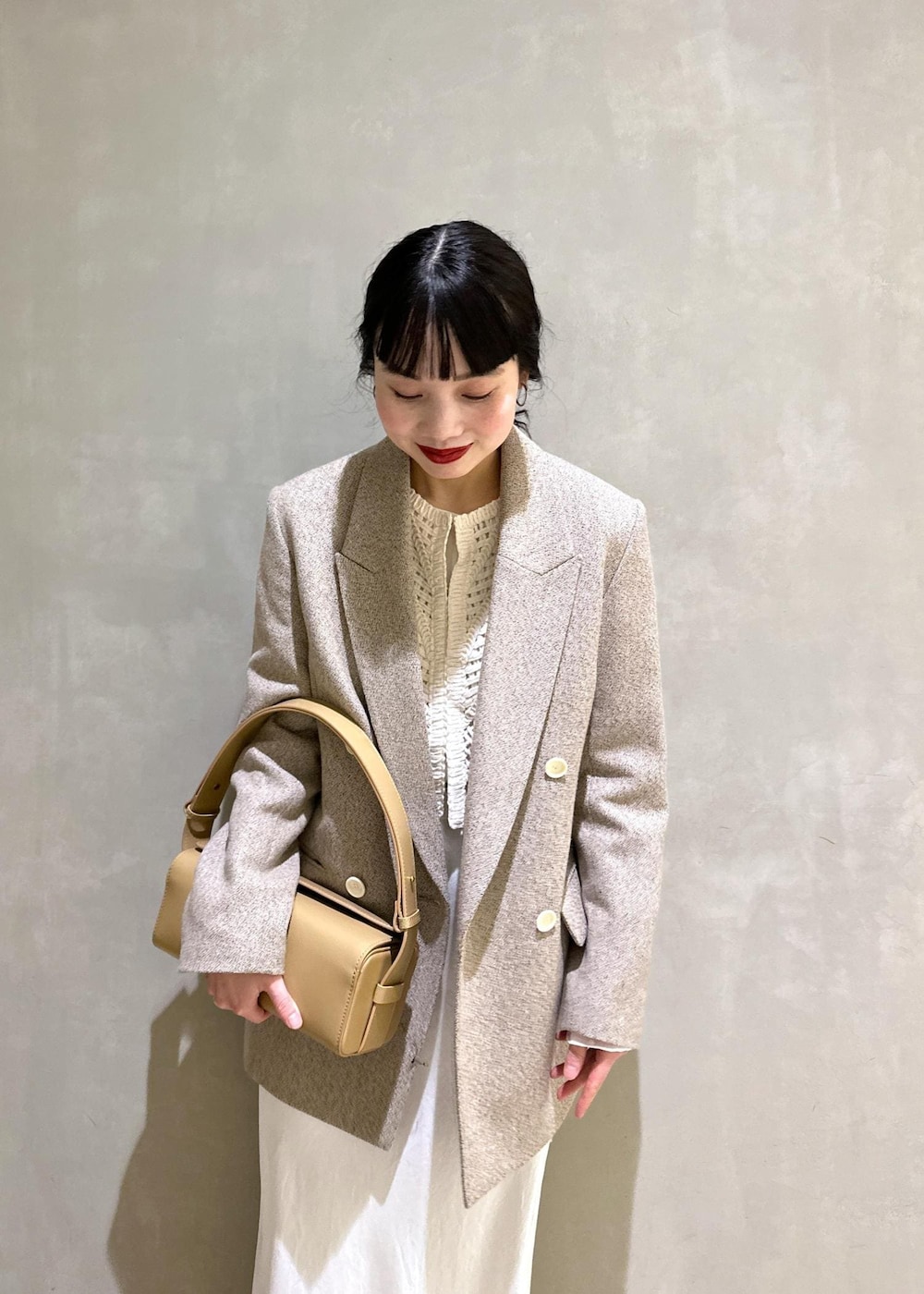 ホワイト系のTシャツ/カットソー、ベージュ系のその他アウター、ベージュ系のハンドバッグを着用したレディースの冬コーディネートの10枚目の写真