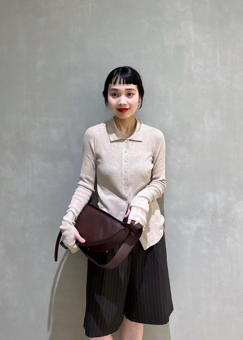 ブラウン系のサンダル、ベージュ系のカーディガン/ボレロ、ブラウン系のその他パンツを着用したレディースの夏コーディネートの7枚目の写真