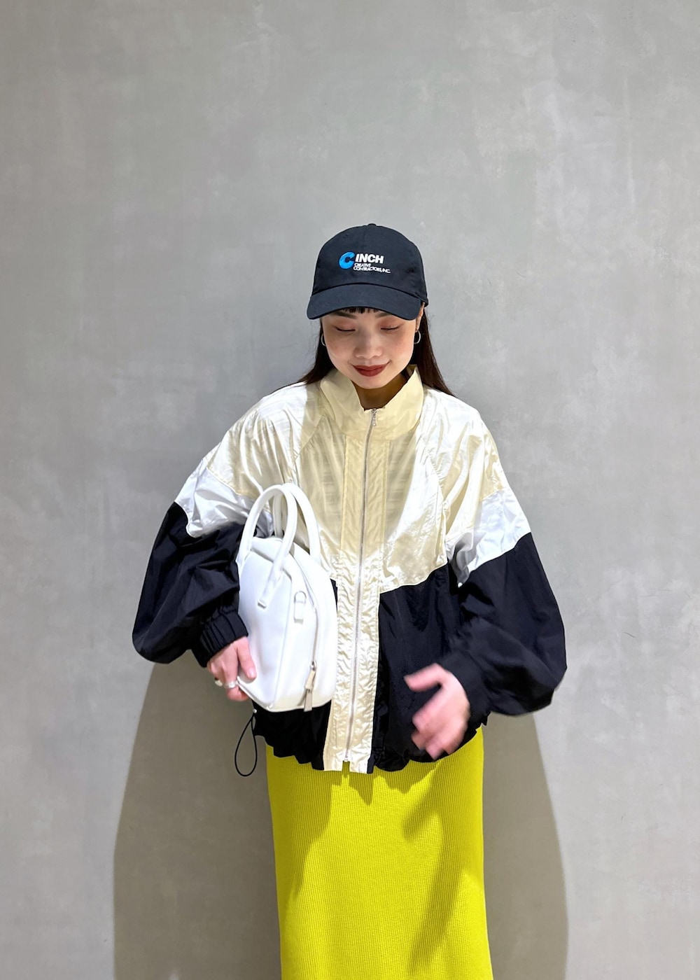 「miller、ミラー、タイトスカート、ブルベ冬、ブルベ冬コーデ、骨格ウェーブ、骨格ウェーブコーデ、羽織り、web限定、web限定商品、adidas、スニーカー、キャップ、初秋コーデ、秋コーデ」｜「ADAM ET ROPE'の【OBLADA(オブラダ)】CINCH CREATIVE CAP（キャップ、ブラック系）」を使った、AKARIさん（レディース・157cm）の秋コーディネートの8枚目の写真