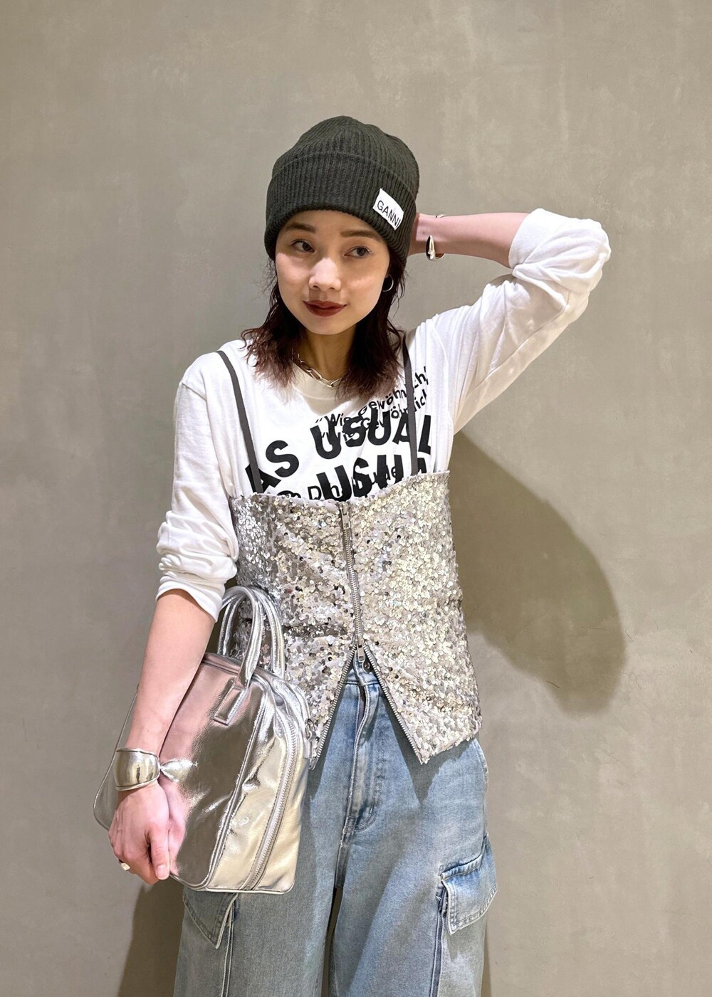 シルバー系のボストンバッグ、ホワイト系のTシャツ/カットソー、シルバー系のパンプスを着用したレディースの秋コーディネートの4枚目の写真