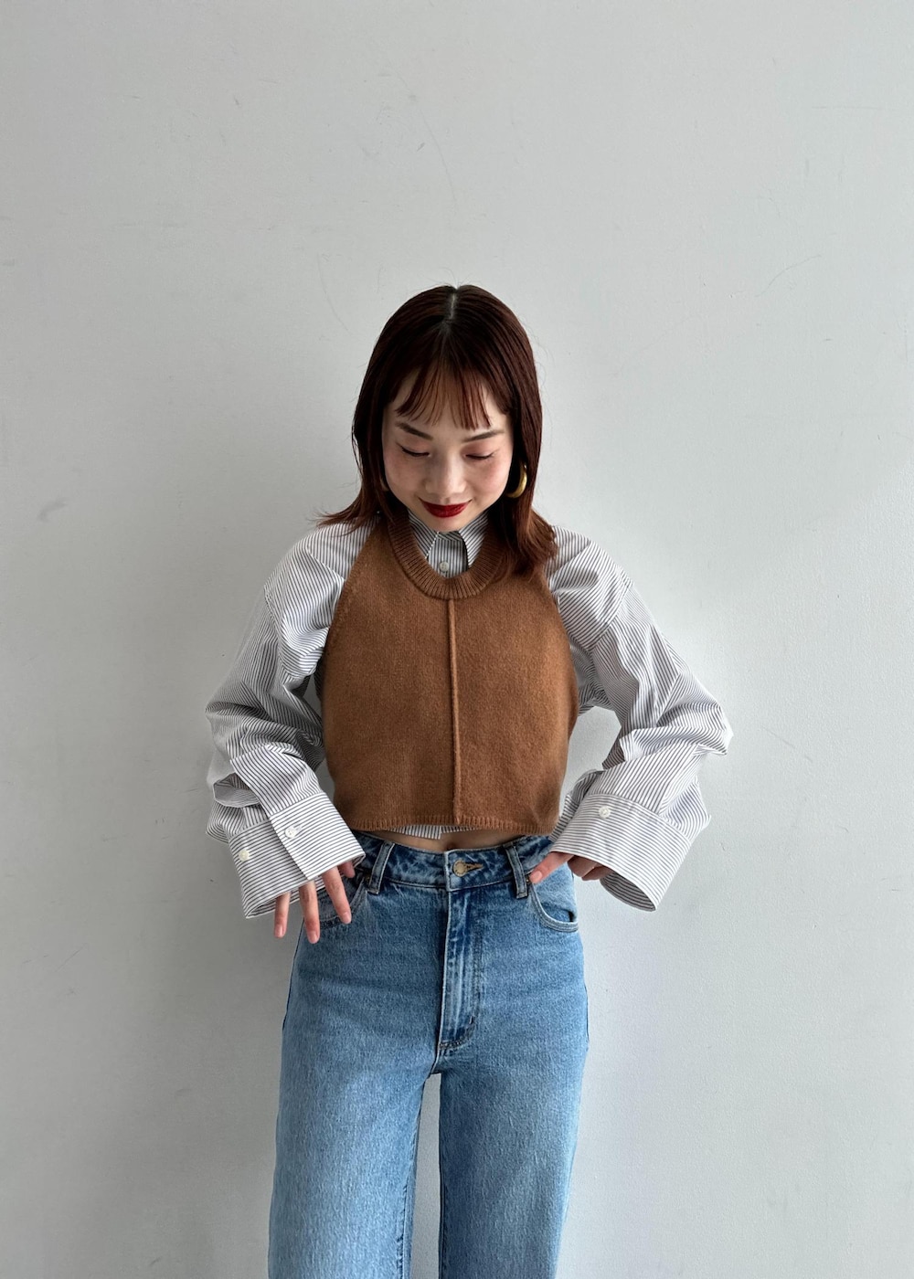 シルバー系のパンプス、ブラック系のシャツ/ブラウスを着用したレディースの冬コーディネートの4枚目の写真
