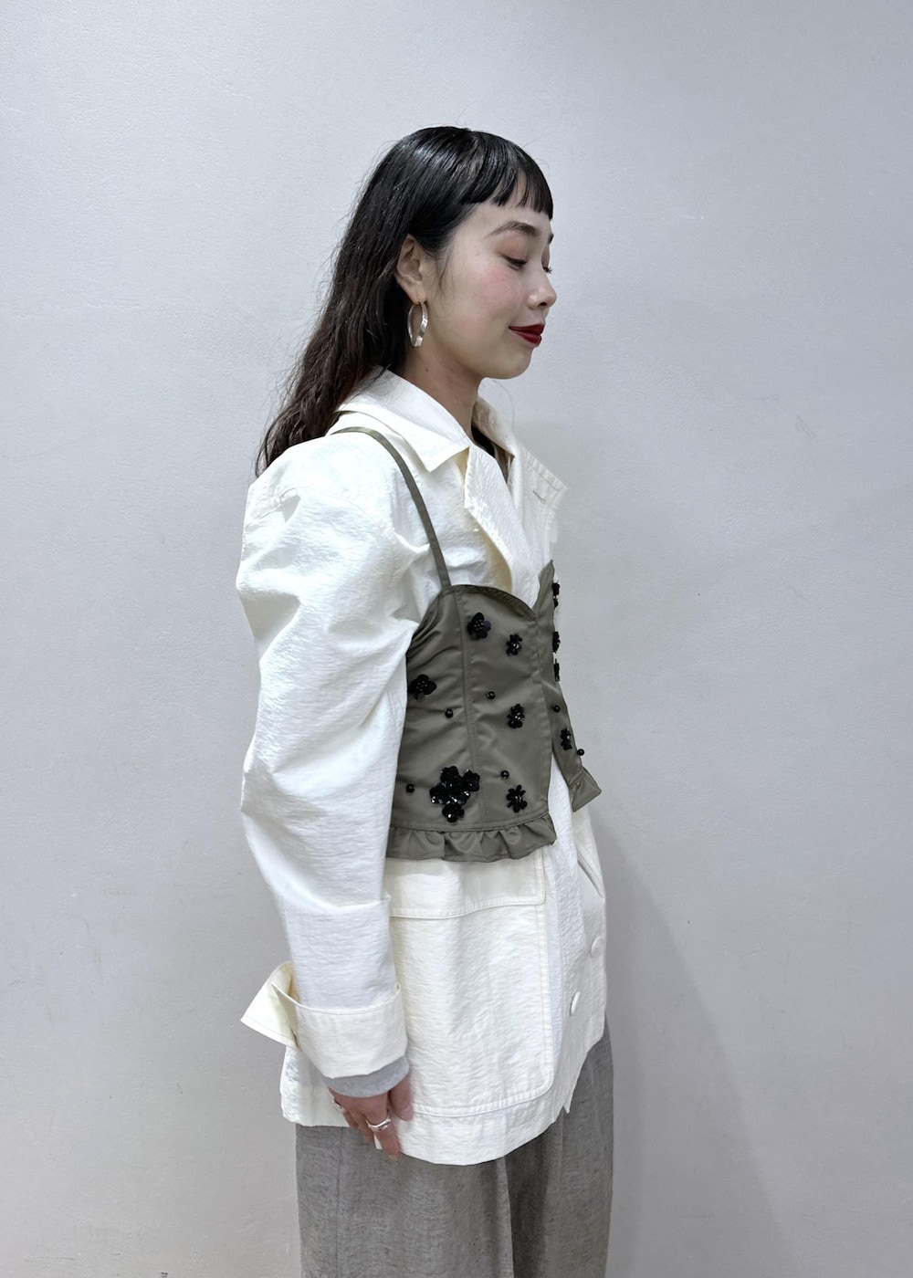 ホワイト系のカーディガン/ボレロを着用したレディースの冬コーディネートの9枚目の写真