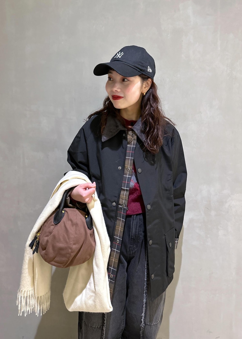 ブラック系のブルゾン、ブラック系のローファー、ブラック系のデニムパンツを着用したレディースの冬コーディネートの9枚目の写真