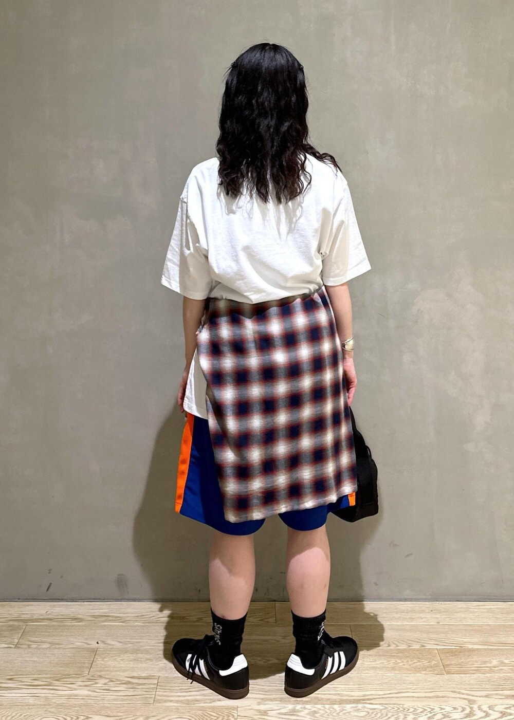 ブルー系のその他パンツ、ベージュ系のシャツ/ブラウスを着用したレディースの夏コーディネートの5枚目の写真