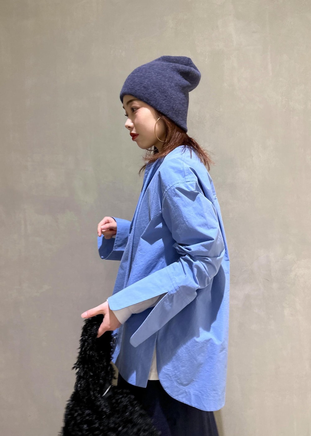 「lamaisomdelyllis、knitcap、ニットキャップ、ビーニー、ブルベ冬、miller、ベロアタイトスカート、ブルー、タイトスカート、ブラウス、レイヤードスタイル、スニーカー、ハンドバッグ、ADAM ET ROPÉ、FEMME」｜「ADAM ET ROPE'の【サステナブル】フリンジトート（ハンドバッグ、ブラック系）」を使った、AKARIさん（レディース・157cm）の秋コーディネートの6枚目の写真