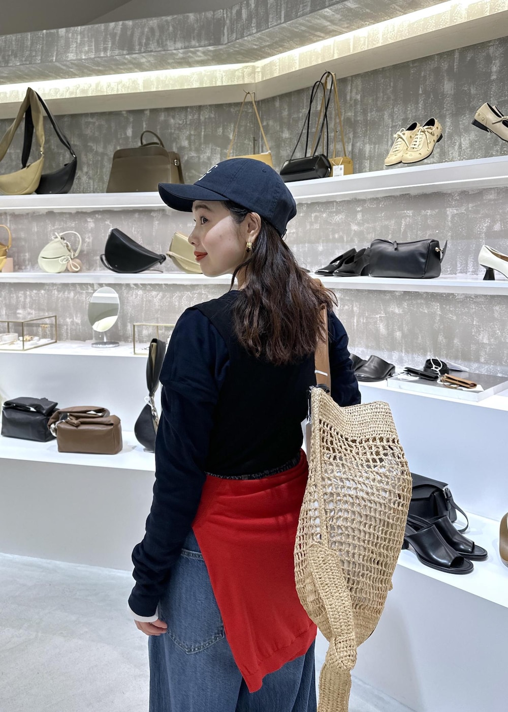 ブラック系のパンプス、ブルー系のデニムパンツ、ホワイト系のTシャツ/カットソーを着用したレディースの春コーディネートの8枚目の写真