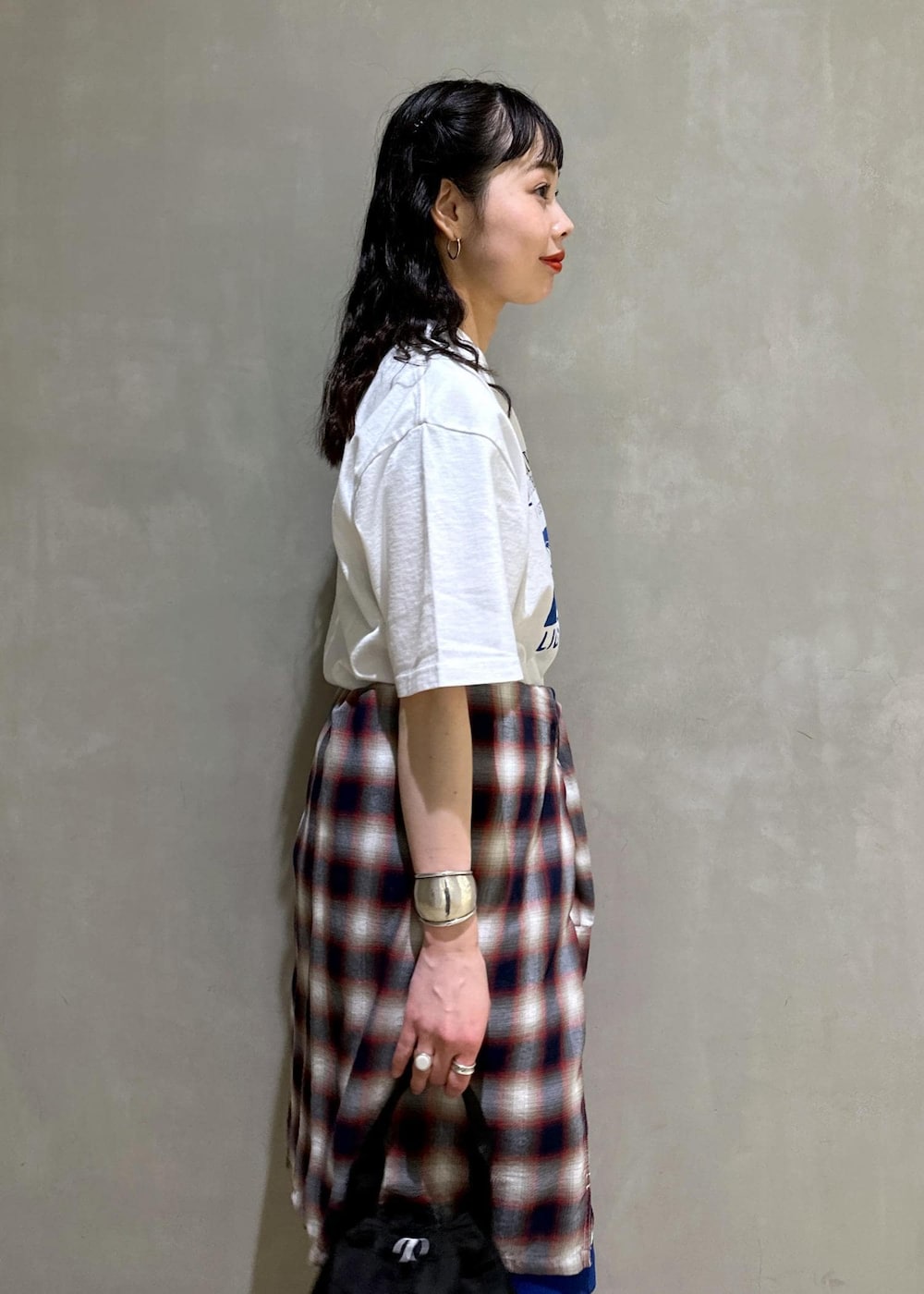 ブルー系のその他パンツ、ベージュ系のシャツ/ブラウスを着用したレディースの夏コーディネートの10枚目の写真