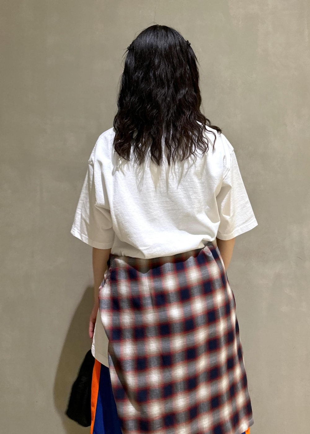 ブルー系のその他パンツ、ベージュ系のシャツ/ブラウスを着用したレディースの夏コーディネートの8枚目の写真