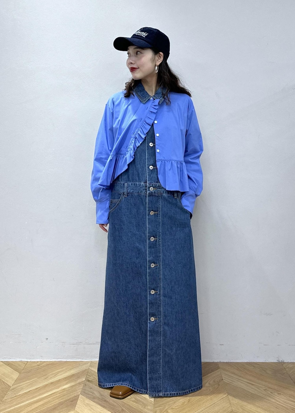 ブラウン系のサンダル、ブラック系のワンピース、ブルー系のシャツ/ブラウスを着用したレディースの冬コーディネートの2枚目の写真