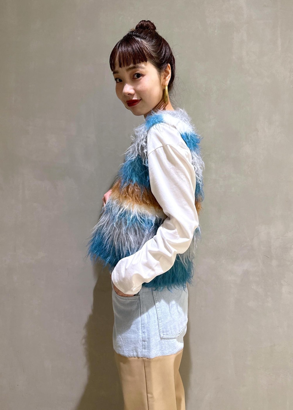 シルバー系のパンプス、ホワイト系のTシャツ/カットソー、ホワイト系のショルダーバッグを着用したレディースの秋コーディネートの7枚目の写真