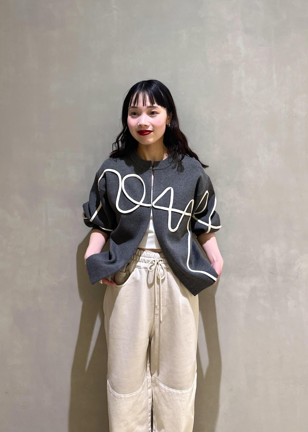 ホワイト系のサンダル、グレー系のカーディガン/ボレロを着用したレディースの冬コーディネートの6枚目の写真