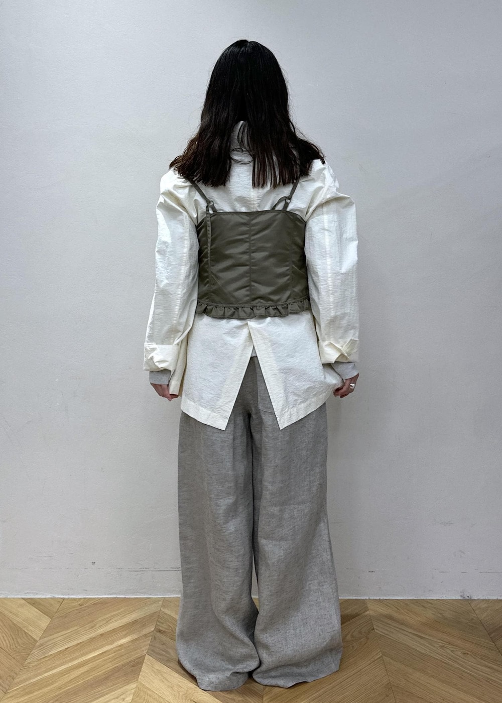 ホワイト系のカーディガン/ボレロを着用したレディースの冬コーディネートの4枚目の写真