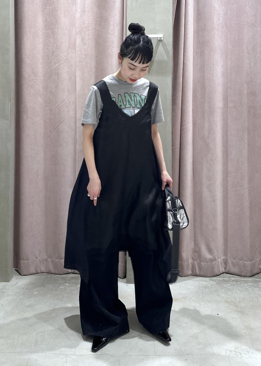 ブラック系のサンダル、ブラック系のその他パンツ、グレー系のTシャツ/カットソーを着用したレディースの春コーディネートの3枚目の写真