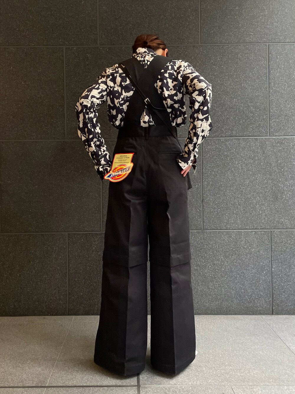 ブラック系のシャツ/ブラウス、ブラック系のパンツ、ブラック系のショルダーバッグを着用したレディースの冬コーディネートの3枚目の写真