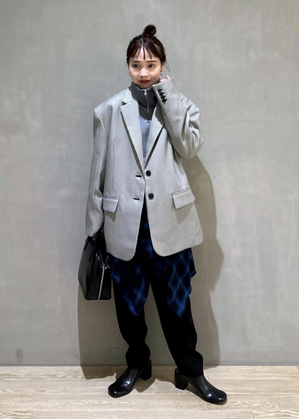 ブラック系のその他シューズ、ブラック系のその他パンツ、ブルー系のスウェットを着用したレディースの秋コーディネートの2枚目の写真