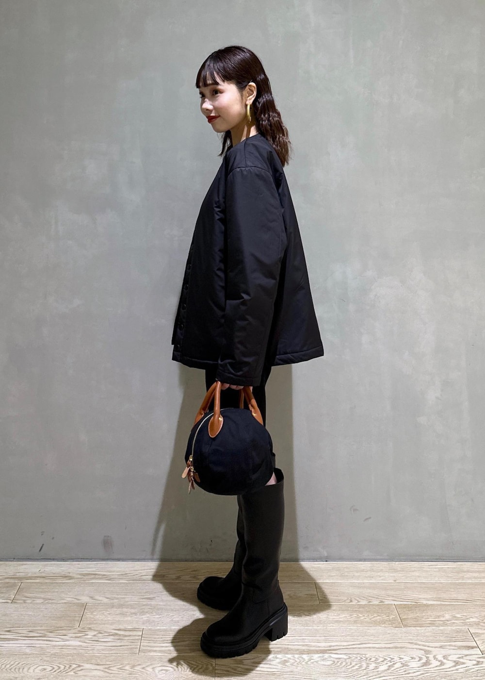 ブラック系のTシャツ/カットソー、ブラック系のその他パンツを着用したレディースの冬コーディネートの4枚目の写真