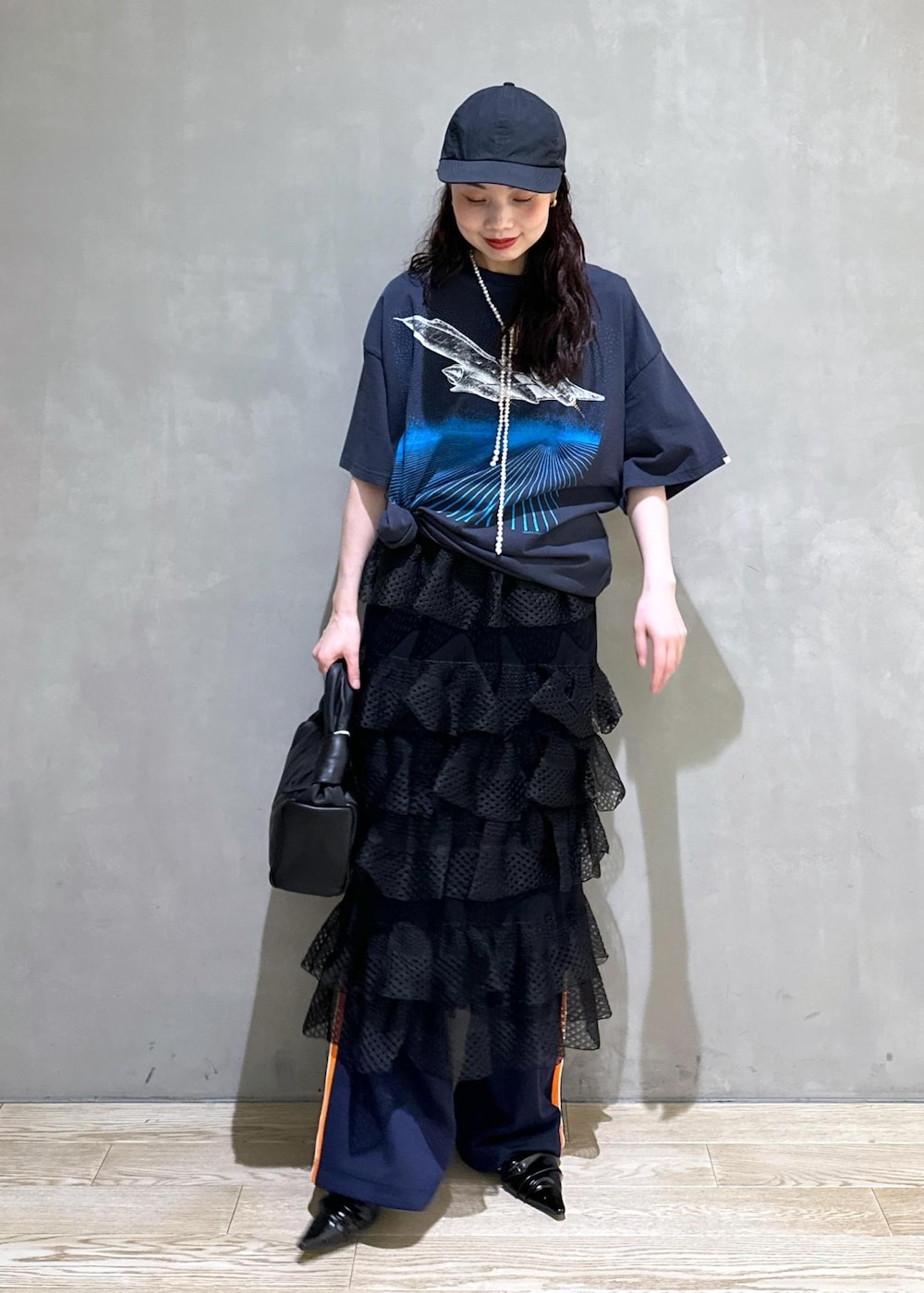ブルー系のその他パンツ、ブラック系のサンダル、ブラック系のハンドバッグを着用したレディースの夏コーディネートの5枚目の写真