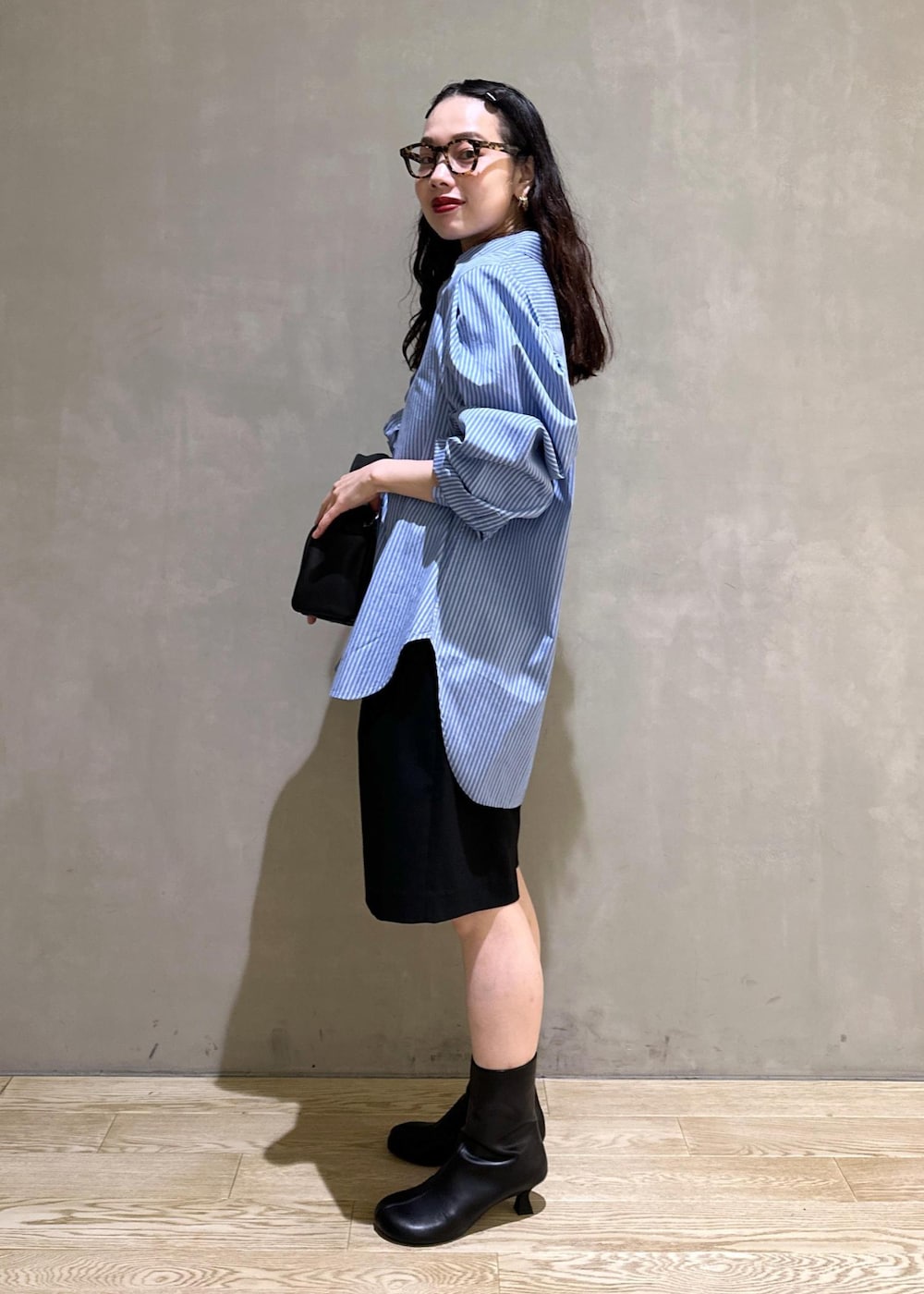 ブラック系のハンドバッグ、ブラック系のその他パンツ、ブラック系のブーツを着用したレディースの秋コーディネートの3枚目の写真