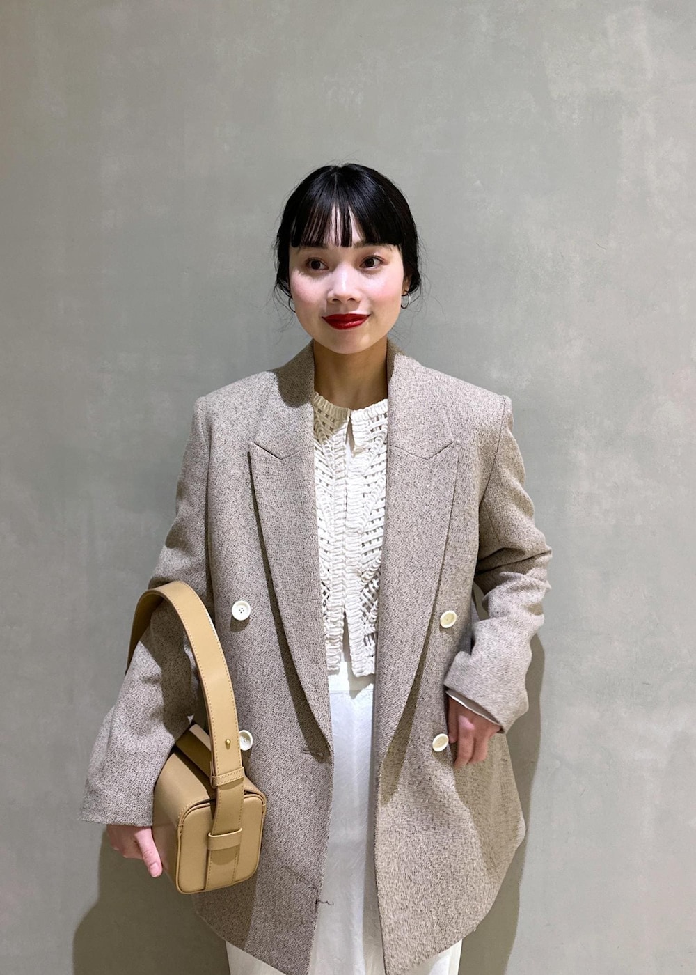 ホワイト系のTシャツ/カットソー、ベージュ系のその他アウター、ベージュ系のハンドバッグを着用したレディースの冬コーディネートの8枚目の写真