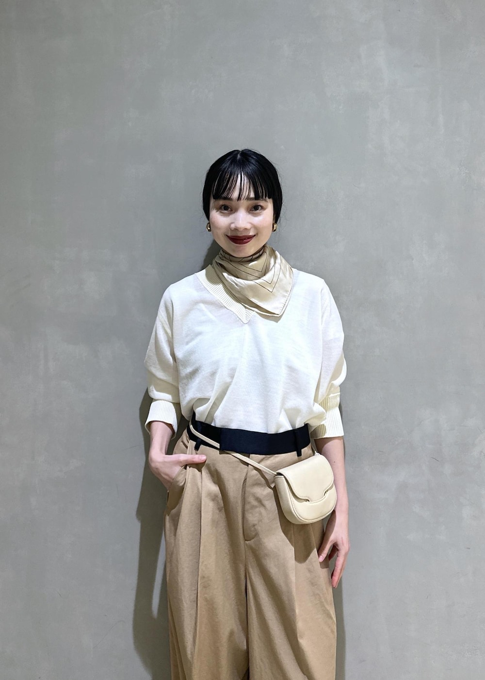 ベージュ系のショルダーバッグ、ベージュ系のブーツ、イエロー系のその他パンツを着用したレディースの秋コーディネートの8枚目の写真