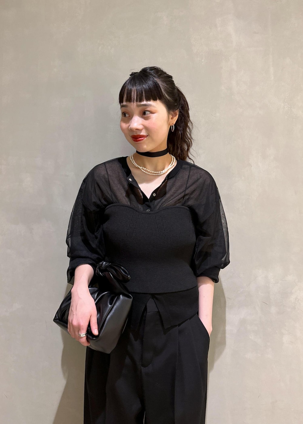 ブラック系のカーディガン/ボレロ、ブラック系のスラックス、ブラック系のショルダーバッグを着用したレディースの夏コーディネートの9枚目の写真
