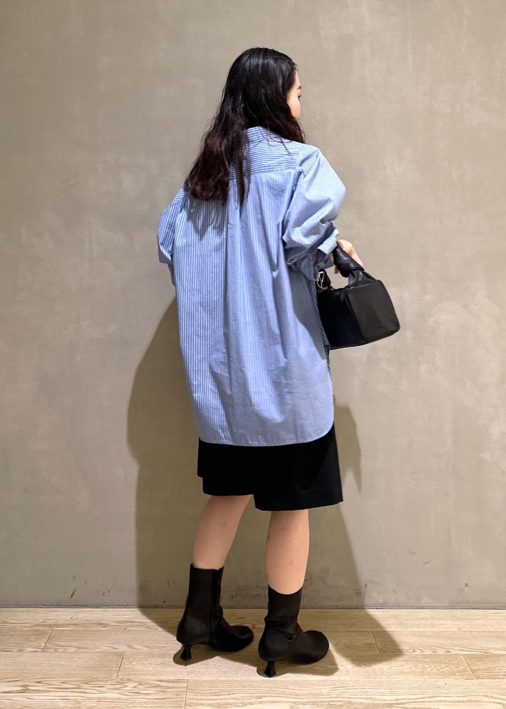 ブラック系のハンドバッグ、ブラック系のその他パンツ、ブラック系のブーツを着用したレディースの秋コーディネートの4枚目の写真