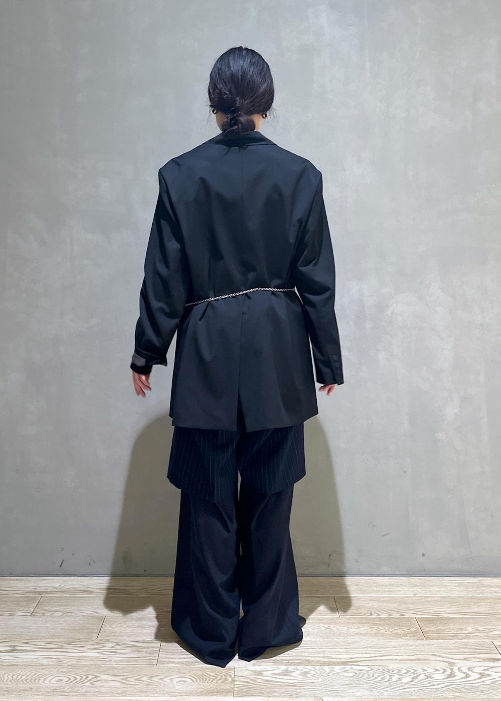 ブラック系のショルダーバッグ、ブラック系のテーラードジャケット、ブラック系のTシャツ/カットソーを着用したレディースの冬コーディネートの4枚目の写真