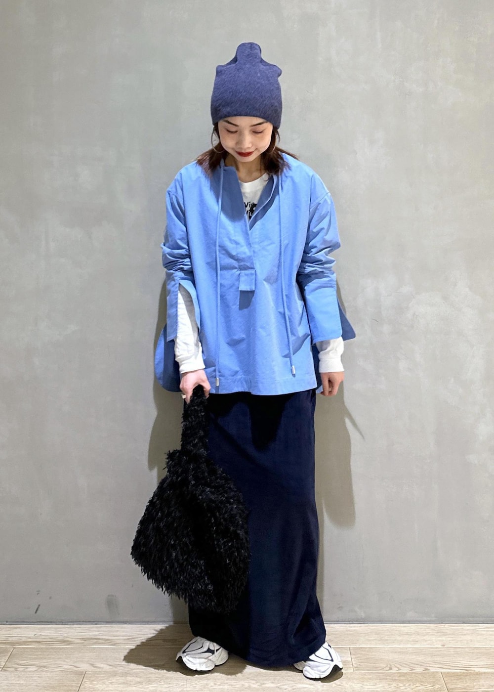 「lamaisomdelyllis、knitcap、ニットキャップ、ビーニー、ブルベ冬、miller、ベロアタイトスカート、ブルー、タイトスカート、ブラウス、レイヤードスタイル、スニーカー、ハンドバッグ、ADAM ET ROPÉ、FEMME」｜「ADAM ET ROPE'の【サステナブル】フリンジトート（ハンドバッグ、ブラック系）」を使った、AKARIさん（レディース・157cm）の秋コーディネートの2枚目の写真