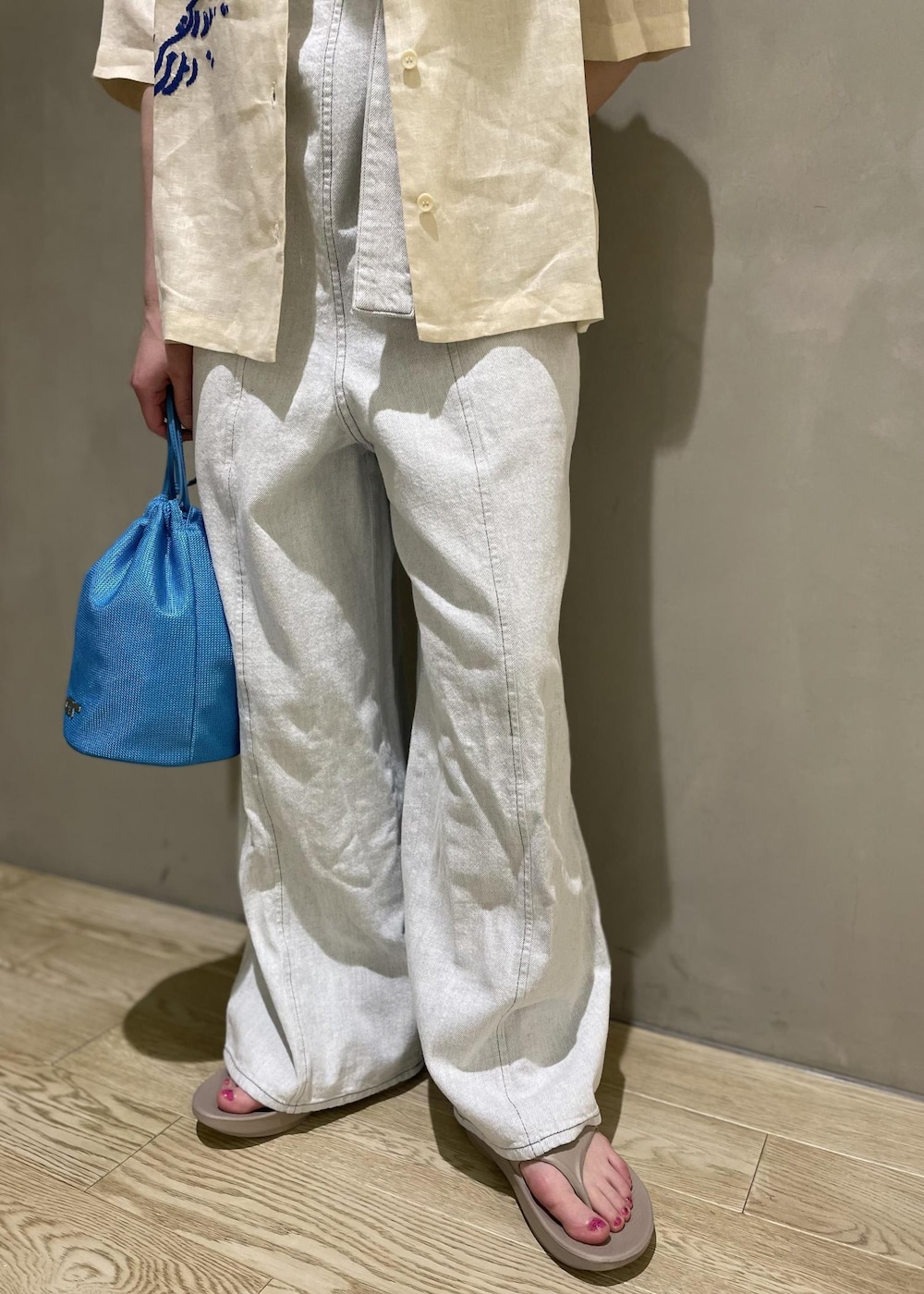 ホワイト系のサロペット/オーバーオール、ブルー系のショルダーバッグ、ベージュ系のサンダルを着用したレディースの春コーディネートの8枚目の写真