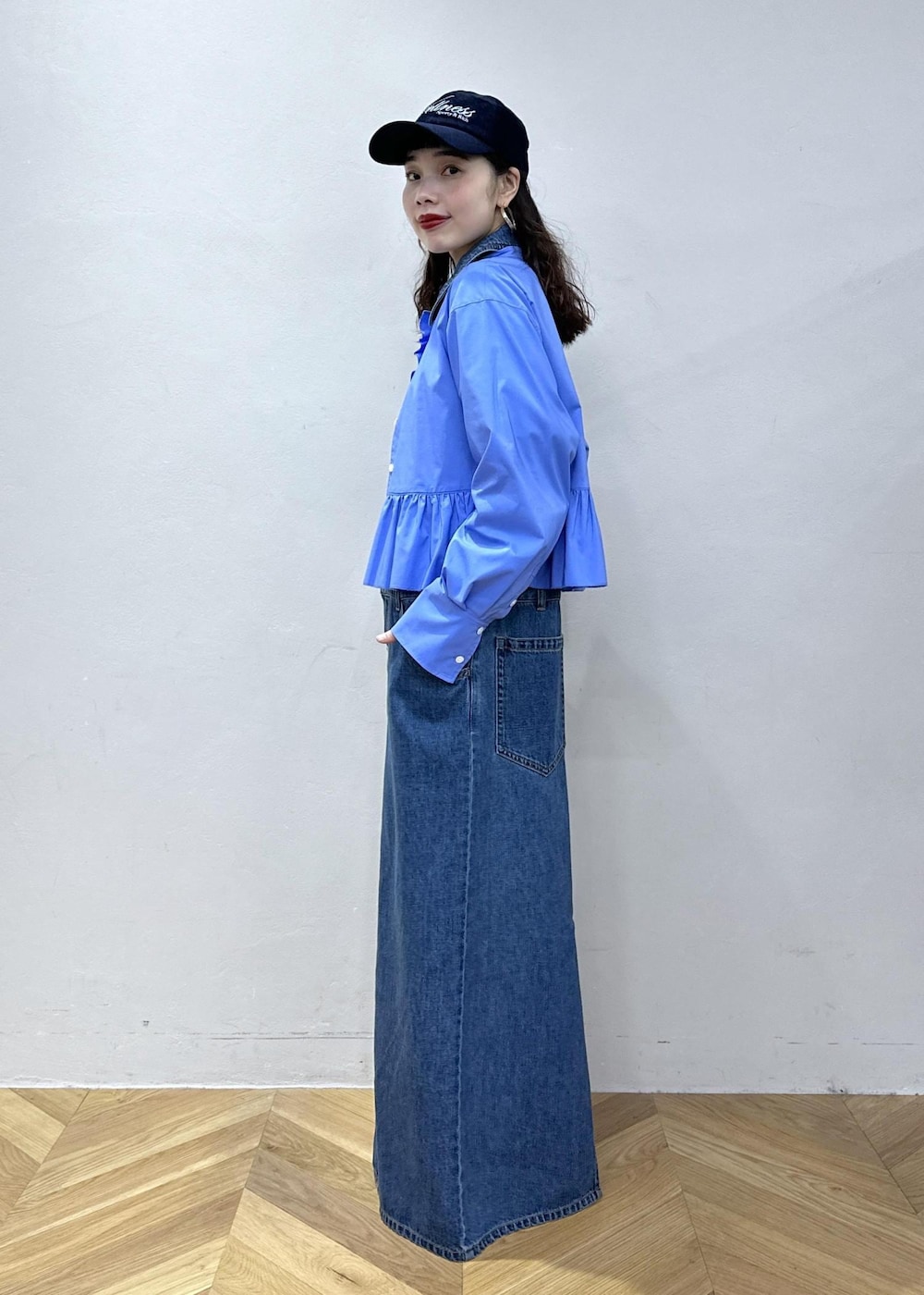 ブラウン系のサンダル、ブラック系のワンピース、ブルー系のシャツ/ブラウスを着用したレディースの冬コーディネートの3枚目の写真