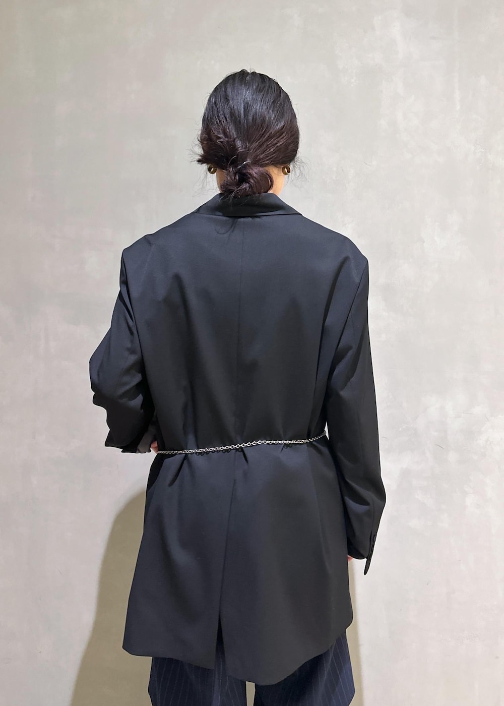 ブラック系のショルダーバッグ、ブラック系のテーラードジャケット、ブラック系のTシャツ/カットソーを着用したレディースの冬コーディネートの8枚目の写真