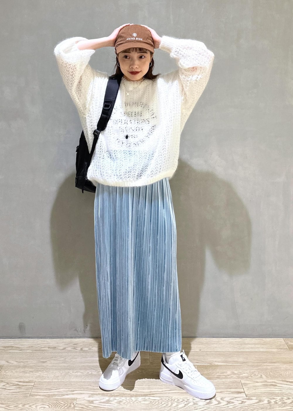 「モヘアニット、プリーツスカート、ベロアスカート、ロゴt、スニーカー、ナイキ、骨格ウェーブコーデ、ブルベ冬コーデ、リュック、キャップ、ホワイト、ニット、スカート、ADAM ET ROPÉ、FEMME」｜「ADAM ET ROPE'のシアーモヘヤプルオーバー（ニット/セーター、ホワイト系）」を使った、AKARIさん（レディース・157cm）の秋コーディネートの2枚目の写真