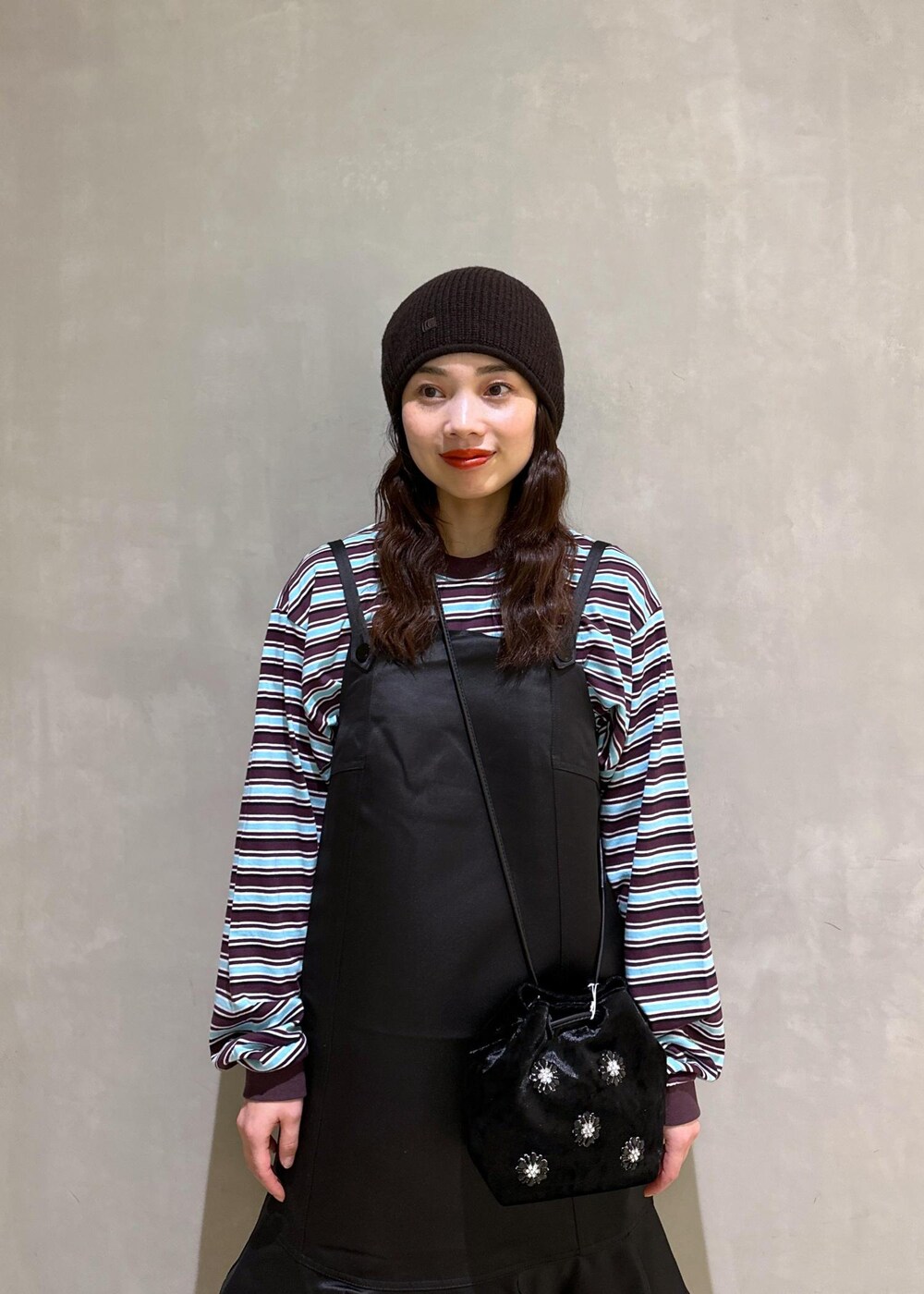 ブルー系のTシャツ/カットソー、ブラック系のその他シューズ、ブラック系のスラックスを着用したレディースの秋コーディネートの6枚目の写真